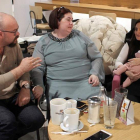 Fernando Frontela y Ana Reyes junto a Ara Domínguez acunando a María de dos meseso. NADJEJDA VICENTE