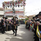 Arcos de flores, castañuelas, el tambor y la flauta, el traje y el baile maragatos son elementos fundamentales de la fiesta en honor de la patrona de la Maragatería, multitudinaria, como todos los años, y con aires de otoño que llegan de la cima del Teleno y ayer llevaron algún aguacero al pueblo