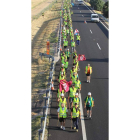 La columna minera prosigue su marcha por la Autovía del Noroeste sin sombras y a más de 30 grados.