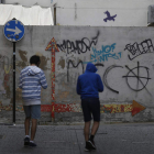 Casi ninguna fachada o pared del Barrio Húmedo se libra de las pintadas y el vandalismo. FERNANDO OTERO