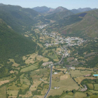 Vista área de Caboalles de Arriba y de Abajo, rodeados de monte. N.V.