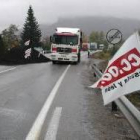 Un camionero volcó su carga de carbón en la carretera