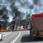 Las barricadas de fuego volvieron a las carreteras frente al duro recorte de las ayudas mantenido por el ministro Soria.