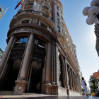 Imagen tomada este viernes de la sede social de Caixabank, situada en el edificio histórico del antiguo Banco de Valencia. MANUEL BRUQUE