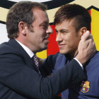 Rosell y Neymar el día de la presentación oficial del brasileño como nuevo jugador del Barcelona.