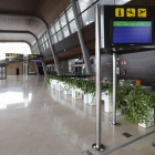 El aeropuerto de La Virgen del Camino sólo tiene cinco vuelos semanales a Barcelona. ramiro