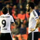 Alcácer y Negredo, tras encajar el segundo gol ante el Lyon.