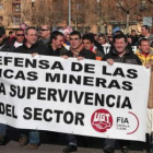 La monja Angelines al frente de la marcha minera con dirigentes sindicales.