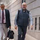 El exdiputado del PSOE, Juan Bernardo Fuentes Curbelo, con su abogado. RAMÓN DE LA ROCHA