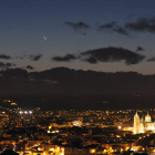 Vista nocturna de la ciudad de León, en la que destaca especialmente la iluminación de la Catedral.