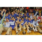 El Ademar celebra su segunda Recopa en el 2005.