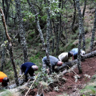 Vecinos de la zona y miembros de Promonumenta acondicionando uno de los canales. PROMONUMENTA