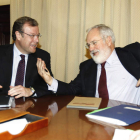 Silván bromea con el ministro Arias Cañete, durante su encuentro de ayer en Madrid.