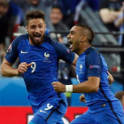 Giroud y Payet, que firmaron un gol cada uno, celebran la victoria de Francia ante la selección de Rumanía. YOAN VALAT