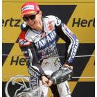 Lorenzo celebra en el podio su cuarta victoria en el Mundial.