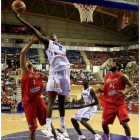 Raúl y Mumbrú intentan capturar un rebote ante el francés de los Mavericks Ian Mahinmi.