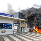 Quema de neumáticos ayer por la tarde en la puerta de Vestas nada más conocerse el anuncio del cierre de la factoría de Villadangos del Páramo.