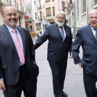 Rey, junto a Amoedo, ayer en León.