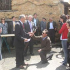 Un nuevo hermano besa el Cristo ante el juez de la cofradía Veracruz