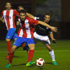 El equipo leonés supo adaptarse al césped artificial del campo del Navalcarnero. ALFREDO SANTOS