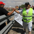 Los mineros saludan a Santi, animador incansable