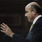 Luis de Guindos, durante su intervención en el pleno del Congreso de los Diputados.