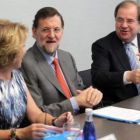 Esperanza Aguirre, Mariano Rajoy y Juan Vicente Herrera durante la reunión de ayer.