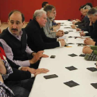 Un momento de la reunión de los críticos ayer en un céntrico hotel de Astorga.