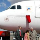 La ministra descubre la cortina del avión con el nombre de Las Médulas