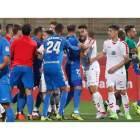 La tangana que se montó al final del partido Cultural-Almería, en la que Yasser fue expulsado por el colegiado vasco Gorostegui Fernández. JESÚS F. SALVADORES