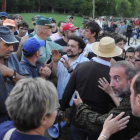 Un grupo de mineros se enfrenta a los acampados del 15-M en presencia de la Guardia Civil en Sosas de Laciana