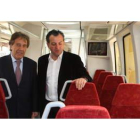 Villalba y Sen en uno de los nuevos trenes