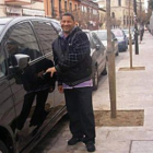 Óscar Tello junto a un coche, en una de las fotos que publicó en la red social Facebook.
