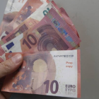 Billetes falsos de 10 euros aparecidos este lunes a montones en La Virgen del Camino. RAMIRO