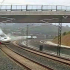 Fotografías de un video que recoge el descarrilamiento del tren al entrar en la curva. Adif confirmó ayer la autenticidad de las imágenes.