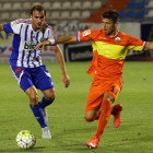 Ignasi Miquel, debutante en el centro de la zaga deportivista, pugna por una pelota dividida con el delantero visitante Héctor Hernández.
