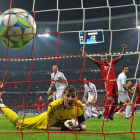El portero del Real Madrid Iker Casillas observa como el balón se cuela en su red después del disparo de Franck Ribery, que supuso el primer gol bávaro.