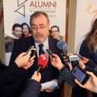 El consejero de Educación, Fernando Rey, ayer, antes de participar en un encuentro en la Universidad de Salamanca. J. M. GARCÍA