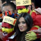 Sara Carbonero junto a un grupo de aficionados españoles en la final del Mundial.