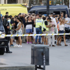 Despliegue policial en el lugar de los hechos. ANDREU DALMAU