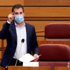 - El portavoz del PSOE,Luis Tudanca, durante su intervención en el pleno de las Cortes. ECOGEO