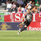 Piña dio seguridad en el juego aéreo en su debut.