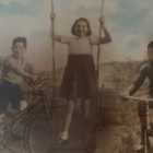 Paco Robles, izquierda, con 11 años, su hermana María Jesús y el hermano pequeño, ya mayor. MAF