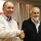 Sendino y Llorente estrechan sus manos tras firmar la alianza.