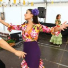 Una exhibición de sevillanas dio la bienvenida a los primeros visitantes de la Feria del Folklore y
