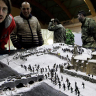Los asistentes contemplan la maqueta de la batalla de Cacabelos durante la Guerra de la Independencia en 1809.