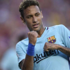 Neymar celebra el gol anotado ante el Manchester United en el amistoso de Washington.