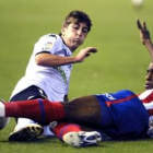 Pablo Hernández, a la izquierda, ante el atlético Perea.