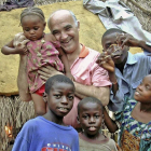 Manuel García Viejo con un grupo de niños en el país africano donde ha realizado su trabajo.