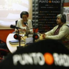 José Antonio Turrado, Nuria González y el decano de Veterinaria, Juan Francisco García durante la te